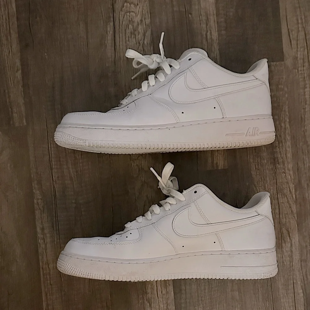 Nike AF1 White Low Classic Sneakers | 12M = 13.5W | Preowned Leather Air Forces - Picture 8 of 15